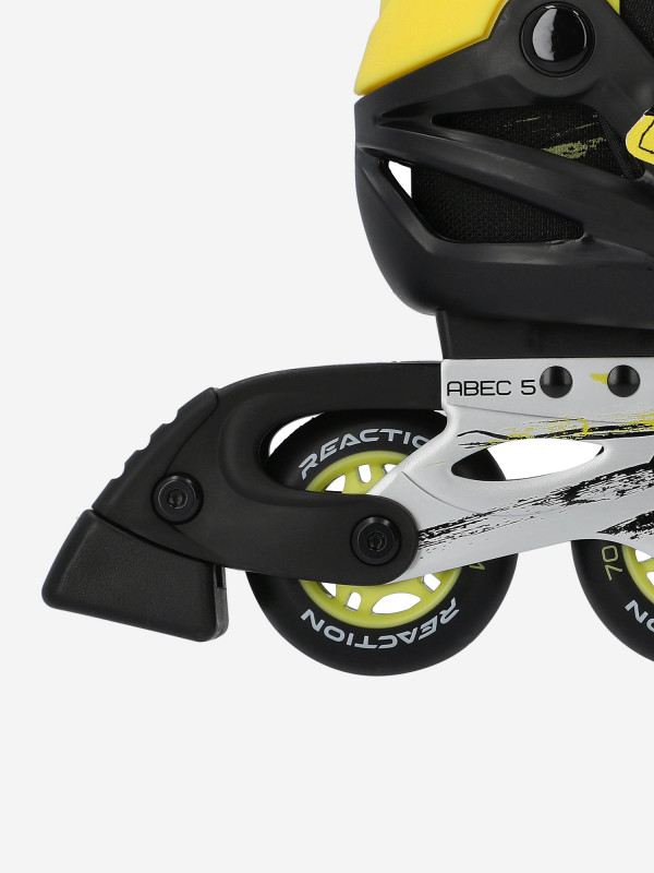 ребенок катается на ноге. наколенники детские для роликов. ролики для девочек. защита oxelo детская. налокотники oxelo.